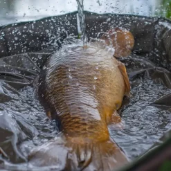 Trakker DPM Crib, Ovale Abhakmatte -Trakker Online-Shop trakker dpm oval crib in use 2